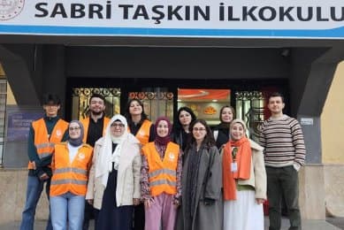 Sketch ekibi Sabri Taşkın İlkokulu'nun önünde