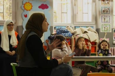 Bir Sketch gönüllüsü küçük çocuklarla sohbet ediyor