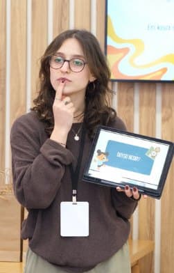 Elinde tabletle düşünceli bir poz veren Sketch gönüllüsü